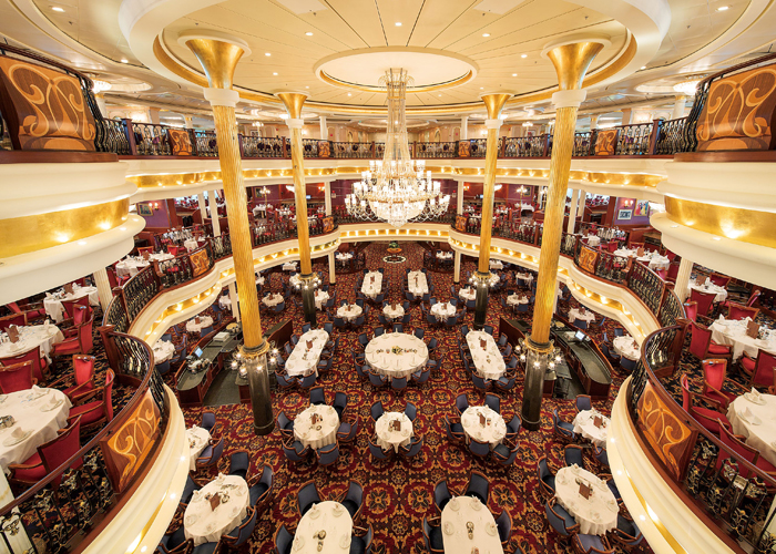 メインダイニングは3層吹き抜けの巨大さが自慢