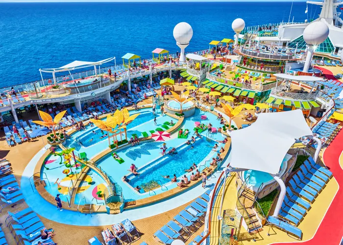 広々としたプールデッキ