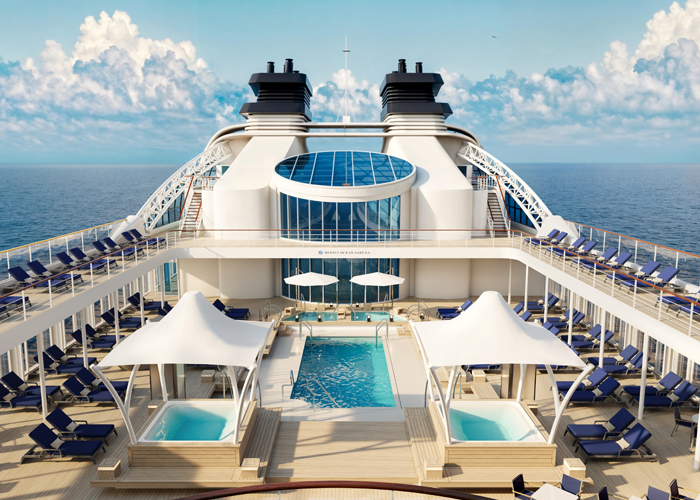 グランドプール開放感あふれる船上のリゾート空間です。 周囲にはデッキチェアやテープルが配置されており、2基の温水ワールプールと足湯を完備。