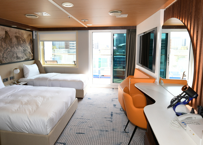 ロイヤルスイート(23㎡) 2～3名様：高級デザインと広々空間の客室 専用ラウンジとバルコニーで海を楽しめる、最高級アメニティと特別サービスでおくつろぎください。ディナーは、専用席にてコース料理をお楽しみください